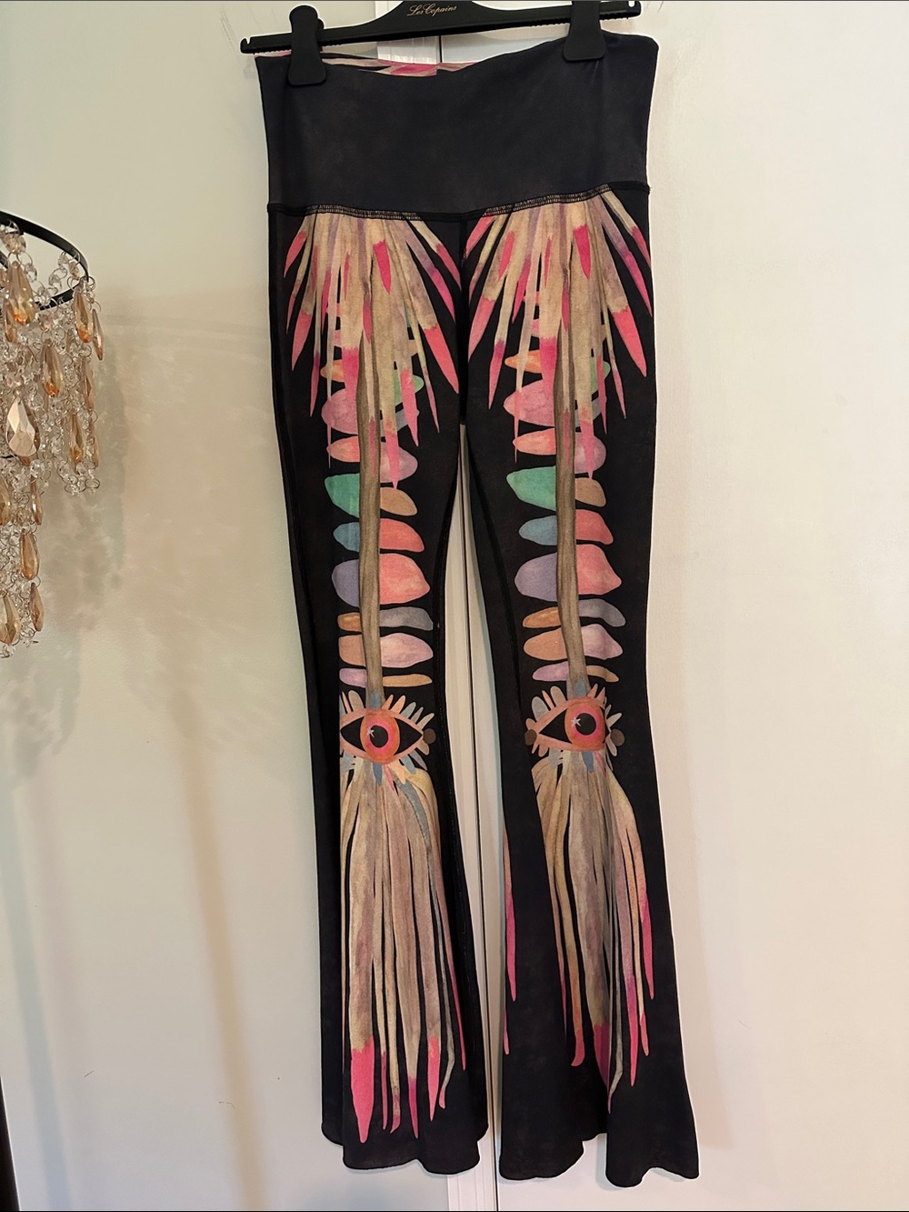 Teeki bell bottom Jungle Eye pants sz Med
No rips, stains, holes, tears et.
EUC